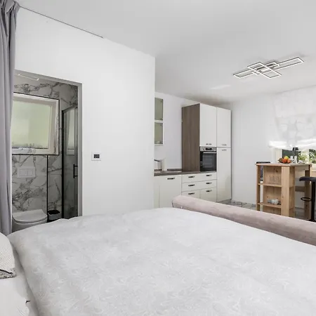 Apartment Lux 3 *